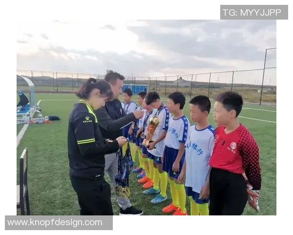 重庆足球队的团队协作揭秘：如何在绿茵场上创造辉煌成就